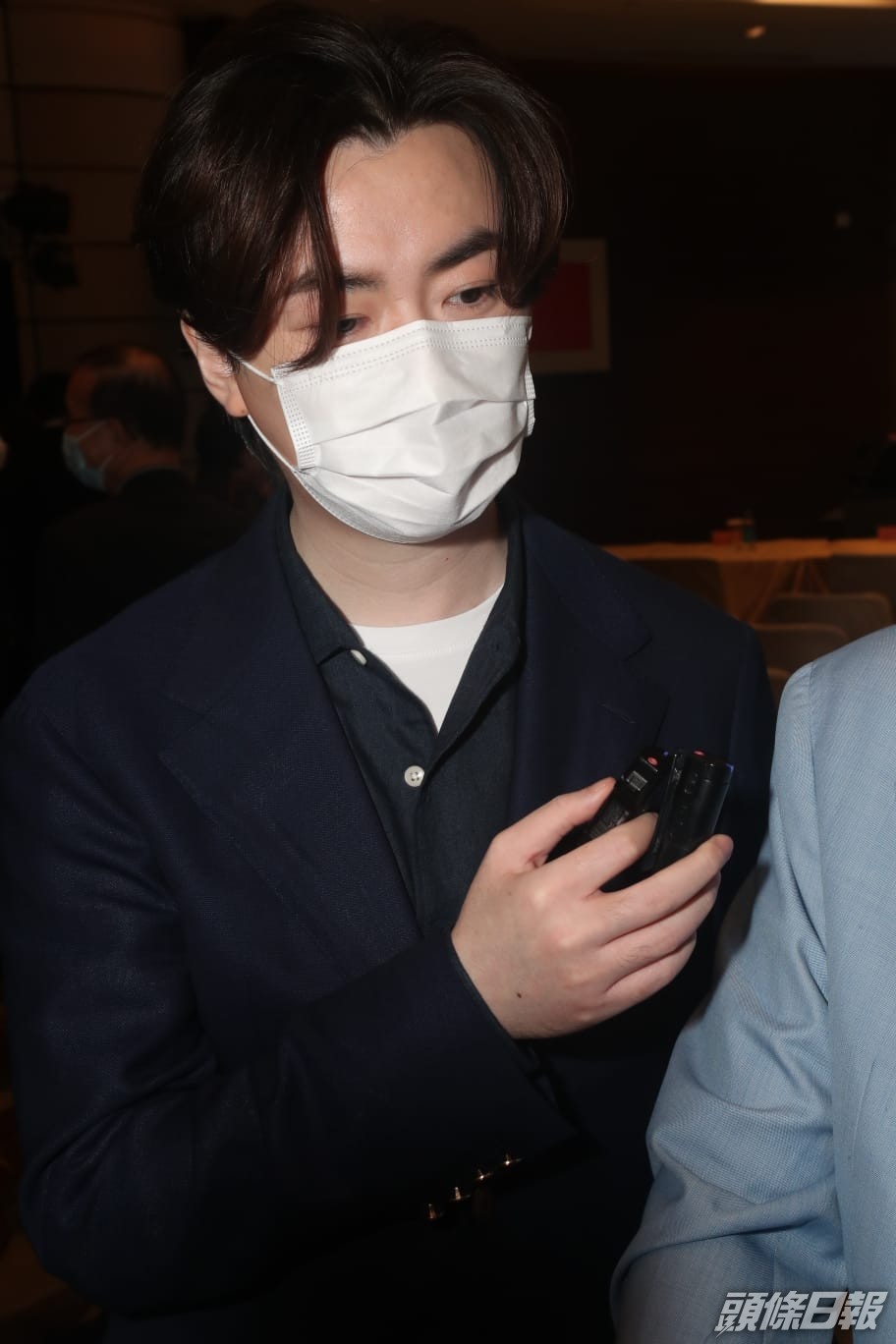 洪卓立受訪時不斷助攻，幫口追問陳家樂的婚事安排。